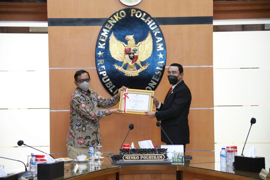 IPDN, ipdn, Kembali Catat Prestasi Gemilang, Rektor IPDN Raih Piagam Penghargaan dari Menko Polhukam